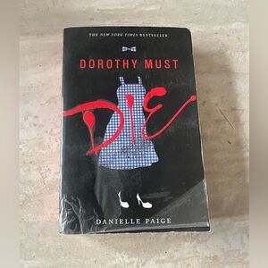 Dorothy Must Die- Danielle Paige-paperback book